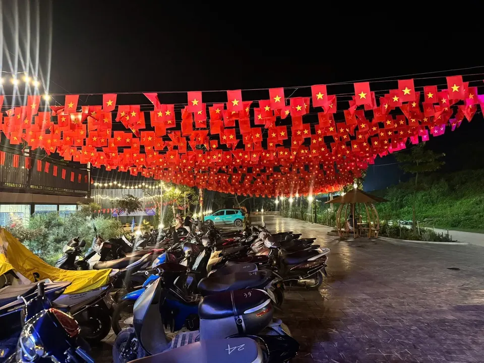 Khu ăn ngoài trời đèn lồng đỏ