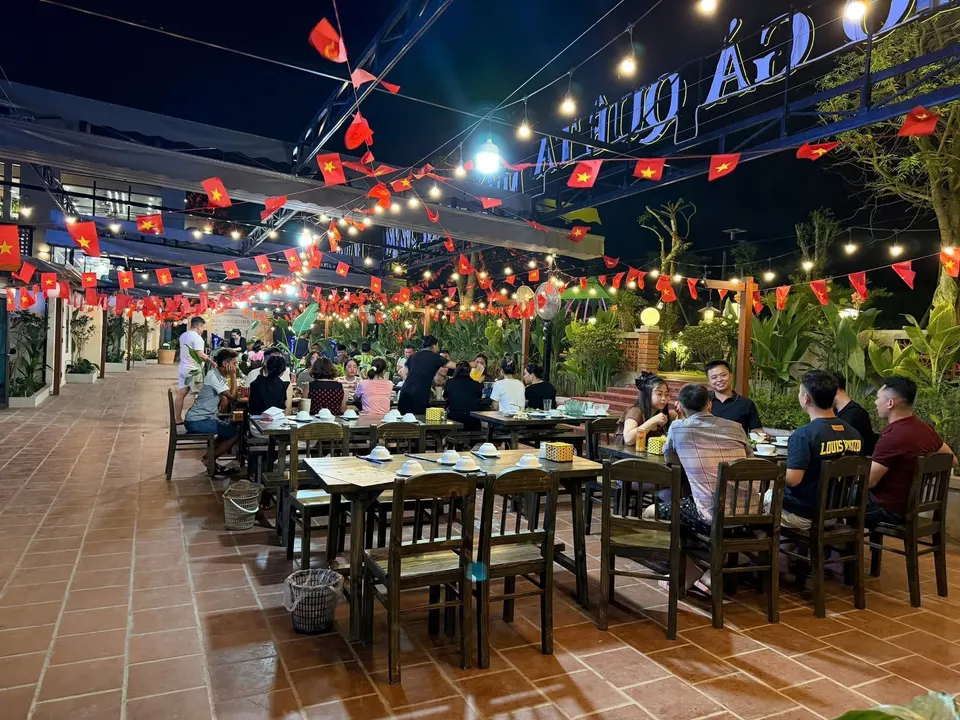 Khu ăn ngoài trời ban đêm
