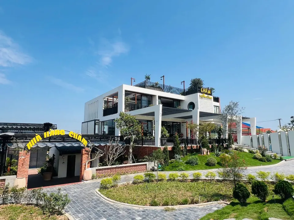 Toàn cảnh Nhà Chăm ban ngày